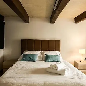 Traditional Townhouse On The Main Street In Blue Door Apartment
