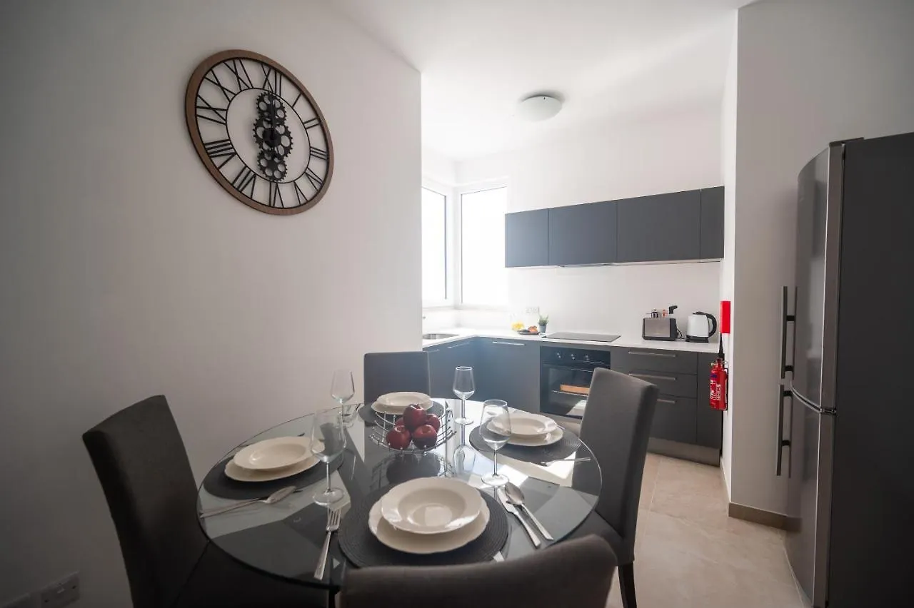 The Address Seafront Suites With Hot Tub Pietà Apartment